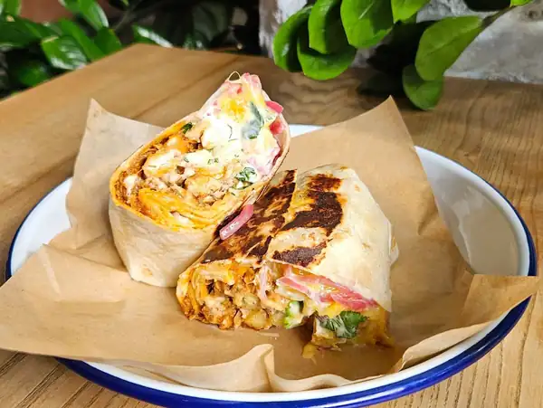 Frytoburrito przekrojone na pół z sosem