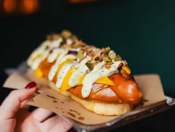 Hot dog Chicago z bekonem i cheddarem