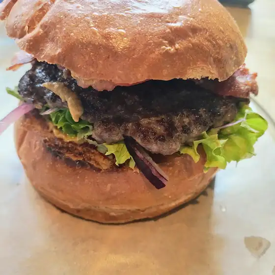 Wysoki burger z podwójnym mięsem