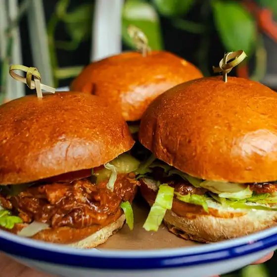 Trzy mini burgery na emaliowanym talerzu